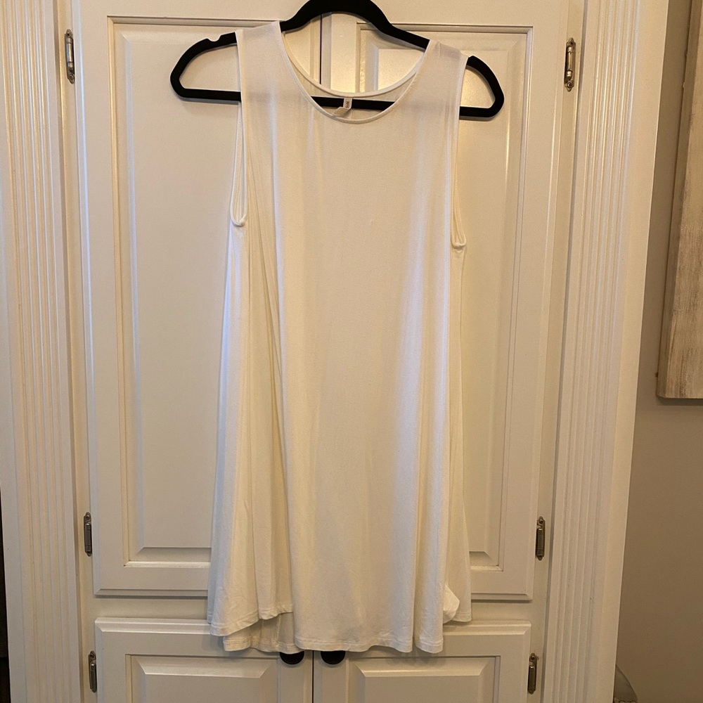 White sleeveless piko dress